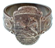 1914. Első világháborús gyűrű, a 307. Honvéd Gyalogezred sapkajelvényének képével, ezüstözött bronz T:XF