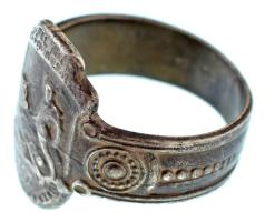 1914. Első világháborús gyűrű, a 307. Honvéd Gyalogezred sapkajelvényének képével, ezüstözött bronz ...