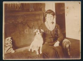 cca 1910 Asszony kutyával, foltos, 8,5x11,5cm