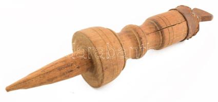 Kaszakalapáló üllő, fába ékelve, h: 38 cm