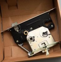 Euro Elzett kettős zárású nyelvbehúzó bevésőzár, kilinccsel, nyelvvel, kulccsal.