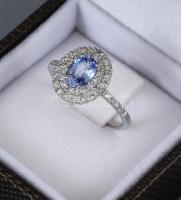 14 K fehérarany gyűrű brillekkel (0,43ct) és zafírral (1,16ct) TW, VS, jelzett, tanúsítvánnyal m: 55...