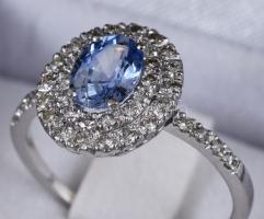 14 K fehérarany gyűrű brillekkel (0,43ct) és zafírral (1,16ct) TW, VS, jelzett, tanúsítvánnyal m: 55...