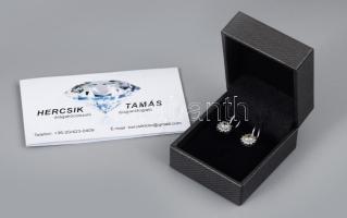 14 K fehérarany fülbebvaló brillekkel.2 nagy kő 0,79ct (J, I.) + 24 db díszítő kő, 0,32 ct) TW jelzett, tanúsítvánnyal m: 55, m: 2,47