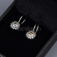 14 K fehérarany fülbebvaló brillekkel.2 nagy kő 0,79ct (J, I.) + 24 db díszítő kő, 0,32 ct) TW jelze...