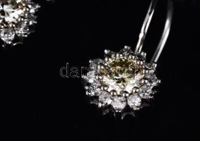14 K fehérarany fülbebvaló brillekkel.2 nagy kő 0,79ct (J, I.) + 24 db díszítő kő, 0,32 ct) TW jelze...