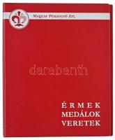Érmek, medálok, veretek. A Magyar Pénzverő Zrt által kiadott emlékmedálok és érmek egy részét tartalmazó katalógus, 2006-os kiadás, négygyűrűs műbőr mappában.
