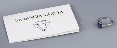 14 K fehérarany gyűrű brillekkel és zafírral. Zafír 1,97ct fazettált ovális csiszolással brillek 0,07ct. brilliáns csiszolás), jelzett, tanúsítvánnyal br 2,5 g. m: 50