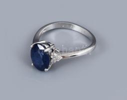 14 K fehérarany gyűrű brillekkel és zafírral. Zafír 1,97ct fazettált ovális csiszolással brillek 0,0...