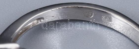 14 K fehérarany gyűrű brillekkel és zafírral. Zafír 1,97ct fazettált ovális csiszolással brillek 0,0...