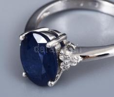 14 K fehérarany gyűrű brillekkel és zafírral. Zafír 1,97ct fazettált ovális csiszolással brillek 0,0...