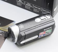 Sony DCR-SX15E kamera, telepítő CD-vel, aksival, memóriakártyával, leírással, dobozában