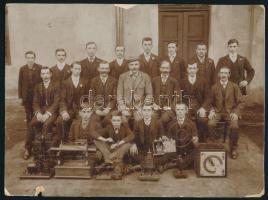 cca 1910/30 Tablófotó, rajta érdekes technikai eszközökkel, kopott, 17x23 cm