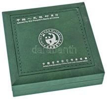 Kína 2017. 10Y Ag "Panda" kapszulában, tanúsítvánnyal, dísztokban (31,1g/0.999/40mm) T:PP
...