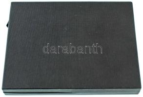 Éremtartó kazetta összesen 24 férőhellyel (50x50mm) kivehető tálcával, használt, de jó állapotban