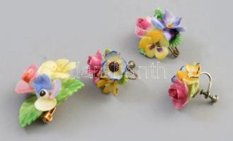 4 darabos Staffordshire porcelán virág ékszer szett, 2 db bross + fülbevaló pár, közte jelzettek. Egy levélen kis hiány.