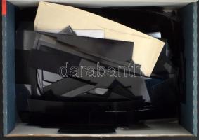 Sok száz fekete filacsík és darab dobozban ömlesztve