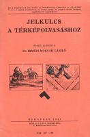 Jelkulcs a térképolvasáshoz. Összeállította Irmédi-Molnár László. Budapest, 1941. (Szerző - Hornyánszky Viktor Rt. nyomdai műintézete). 36 p. Egyetlen kiadás.  Irmédi-Molnár László (1895-1971) térképész, térkép-történész, a M. Kir. Honvéd Térképészeti Intézet műszaki tisztviselője. Szövegközti rajzokkal és ábrákkal gazdagon illusztrált, rövid munkájában a hazai térképészeti gyakorlatban bevezetésre váró új jelzéseket, jelkódolásokat hasonlítja össze a korábbiakkal. A munkát a vallás- és közoktatási miniszter a középiskolák és polgári iskolák számára segédkönyvként ajánlotta. Fűzve, illusztrált kiadói borítóban. Jó példány.