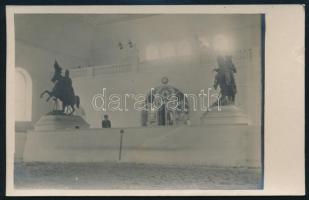1908 A bécsújhelyi (Wiener Neustadt) katonai akadémia nagy lovaglótermének részlete. fotólap