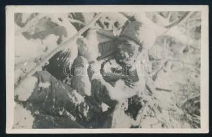 ca 1917 Halott orosz katona a fronton, feliratozott fotólap