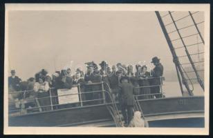1913 okt. 28. Magyar kivándorlók a Pannónia hajó fedélzetén. Pásztor Árpád újságíró, az Est tudósító...