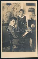 ca 1924 Habsburg Ottó (1912-2011) trónörökös és öccse Félix IV. Károly király gyermekei, apjuk fotója előtt íróasztalnál H. Schuhmann pecséttel (száraz és rendes) jelzett fotója 9x14 cm