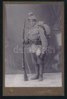 1905 Magyar katona teljes menetfelszerelésben, fotó Lechnitzky O. besztercebányai (Felvidék) fotós műterméből. 11x17 cm,