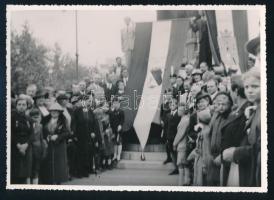 1940 A nagyszalontai (Erdély) országzászló avatása Budapesten. a Nagyszalontai Társaság ajándékaként. hátoldalt feliratozott fotó 18x14 cm