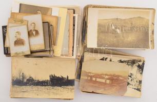 Kb. 150 darabos fénykép hagyaték tétel Varga János főhadnagy, a M. kir. 29/III hadtápzászlóalj tisztjétől. Jelentős része a Balkánon készült az 1. világháború idején feliratozva, benne: ágyú, hadifogoly, Belgrád királyi palota romok, csoportkép, portré és egyéb érdekes képek, vegyes minőségben