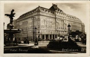 Pozsony, Pressburg, Bratislava; Hotel Savoy / szálloda, autóbusz megálló, Schenker &amp; Co. üzlete, szökőkút / hotel, autobus stop, fountain, shops. photo (EK)