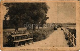 Pöstyén, Piestany; Várparti sétány. Pöstyénfürdő ajándéka vitéz harcosainknak és az elesettek özvegyei és árváinak / Spazierweg am Vág-Ufer / promenade by river Váh (EB)