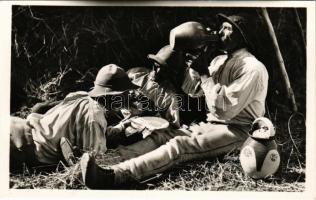 Csík megye, Földművesek déli pihenője, erdélyi folklór. Andory Aladics Zoltán mérnök felvétele (Csíkszereda) / Transylvanian folklore from Comitatul Ciuc, farmers' lunch break