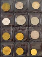 Kisalakú, kétgyűrűs műbőr "MÜNZEN" érmeberakó, 8db klf méretű berakólappal (összesen 78db férőhellyel). Benne 82db külföldi érme, közte emlékpénzekkel T:vegyes Small, two-ring faux leather "MÜNZEN" coin holder, with 8xdiff sized sheets (78 places at all). Including 82pcs foreign coins, with commemorative coins C:mixed