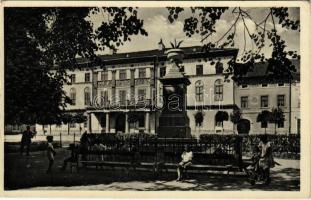 Lőcse, Levoca; Okresny úrad a cast parku / Bezirksgericht mit einem Teil d. Parkes / Járási hivatal a park egy részével. P. Fapsa kiadása / district court, park (EK)