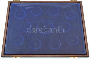 Fa éremtartó kazetta, benne egy tálca emlékérmek számára (például MÉE Király-sor), 10db 42,5mm-es fé...