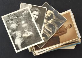 Kb. 140 db MODERN és RÉGI képeslap vegyes minőségben és témában, közte régi magyarországi és külföldi város képeslapok, 50 db főleg régi fotó, modern művészeti reprodukciós lapok, modern város képeslapok / Cca. 140 modern and pre-1945 postcards in mixed quality and topics, with Hungarian and foreign towns, 50 mainly pre-1945 photos, modern art reproduction cards, modern town postcards