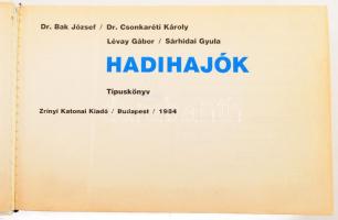 Bak József - Csonkaréti Károly et alii: Hadihajók Típuskönyv. Bp., 1984, Zrínyi, 536 p. Fekete-fehér fotókkal illusztrált. Kiadói egészvászon-kötés, kissé foltos borítóval, régi bélyegzésekkel.