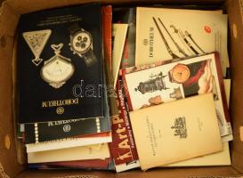 Egy nagy ládányi vegyes árverési katalógus a 70-es évektől a 2010-es évekig mindenfajta témában, sok Dorotheum militária és művészeti katalógus, régi BÁV katalógusok, könyv és papírrégiség, festmény, óra árverések, művészeti árverések, fotós árverések katalógusai, nagyrészt magyar, de sok külföldi