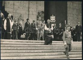 cca 1930-1938 Horthy Miklós magas rangú egyházi és világi személyek között feltehetőleg a Szent Imre év keretében, vagy az Eucharisztikus Kongresszus keretében, fotó, 17x23 cm