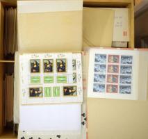 Nagyméretű fadoboz, benne több példányos magyar gyűjtemény a 60-as 80-as évekből rengeteg összefüggéssel, négyestömbbel, blokkokkal, az időszak egy részében FDC-kkel. Magas katalógus értékű, gondosan megőrzött szép anyag!!