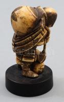 Japán netsuke, elefántcsont, kis sérüléssel, m: 6,5 cm