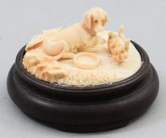 Kutya a kölykével - faragott elefántcsont asztaldísz, d: 5 cm