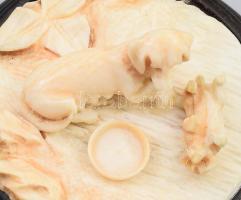 Kutya a kölykével - faragott elefántcsont asztaldísz, d: 5 cm