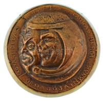 Hetés György (1921-1998) 1980. "Magyari Béla - Farkas Berci - Űrhajósainknak" egyoldalas öntött bronz plakett, csupán 4db létezik belőle! (96mm) T:XF Hungary 1980. "For our Astronauts Béla Magyar - Berci Farkas" one-sided cast bronze plaque, only 4pcs exist! Sign.: György Hetés (96mm) C:XF