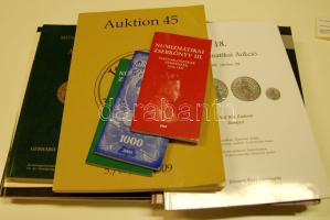13db külföldi és magyar árverező cég katalógusa 2000-es évektől napjainkig + 3db Numizmatikai zsebkönyv