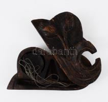 Régi ópium mérleg, faragott fa tartóban, 16x8 cm