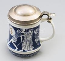 Hollóházi fedeles korsó "Achilleus és Memnon párharca" mintával, jelzett, hibátlan, m: 13 cm