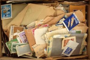 Főleg kivágások, kevés áztatott magyar és külföldi régebbi anyag hullámkarton dobozban