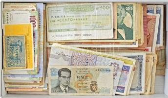 392db-os vegyes, főleg külföldi bankjegytétel a világ minden tájáról T:vegyes