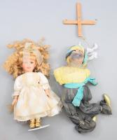 2 darab baba: porcelán testű baba m: 32 cm + marionett baba kerámia testtel, m: cca 38 cm